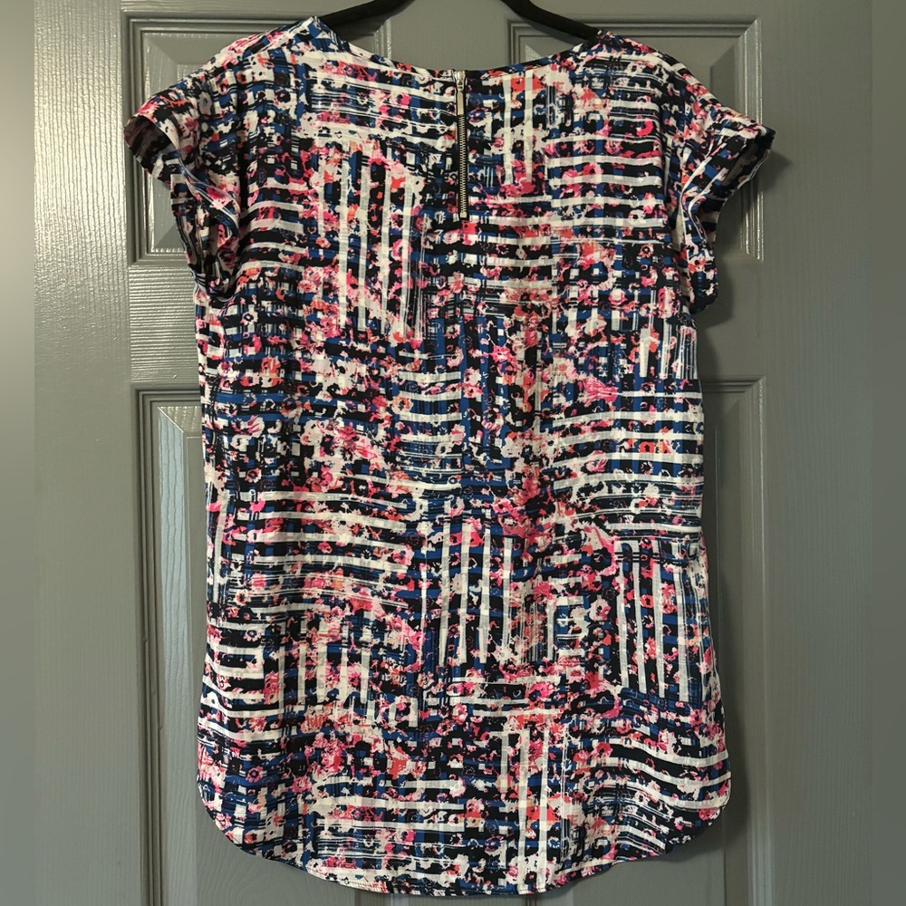 Express floral zip cuff short sleeve blouse size medium - Picture 3 of 4